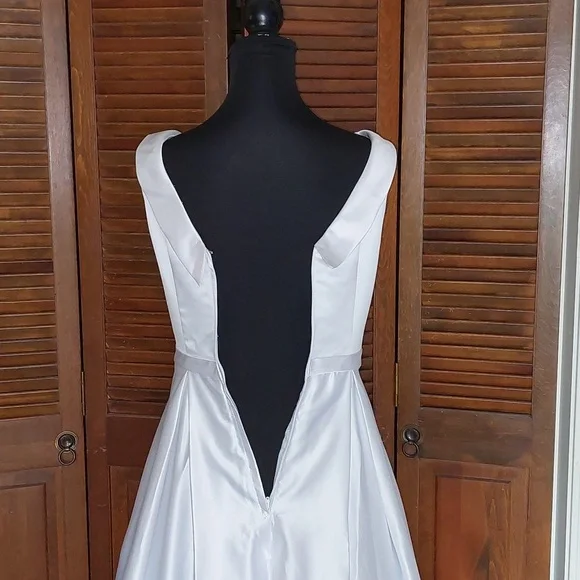 White 1950s Style Satin A-Line Tea Length Wedding Dress and Bow Veil Sz 6 - Picture 9 of 17